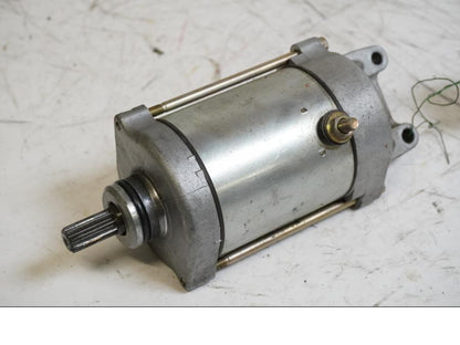 Framsidan på Startmotor från en Honda CBR 900 RR -1999 motorcykel.