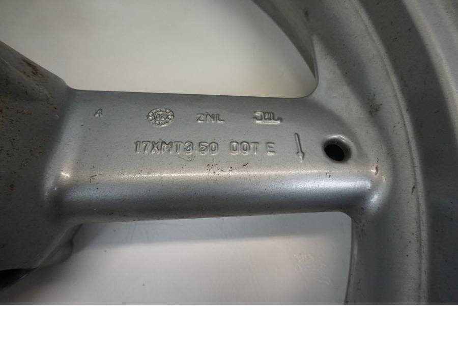 Höger sida på Fälg från en Triumph Rocket III -2005 motorcykel.