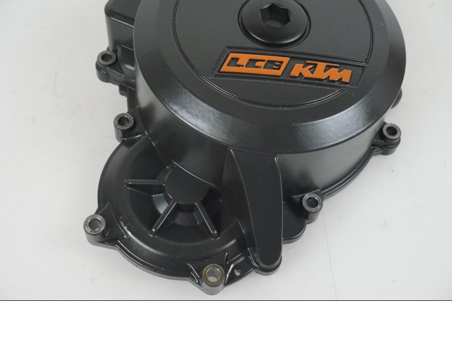 Baksidan på Generatorkåpa från en KTM 1290 Super Duke R -2021 motorcykel.