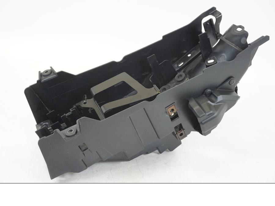 Framsidan på Batterihållare från en Yamaha MT-09 -2021 motorcykel.