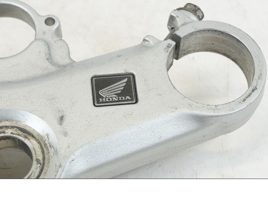 Höger sida på Gaffelkrona från en Honda VFR 800 -2003 motorcykel.