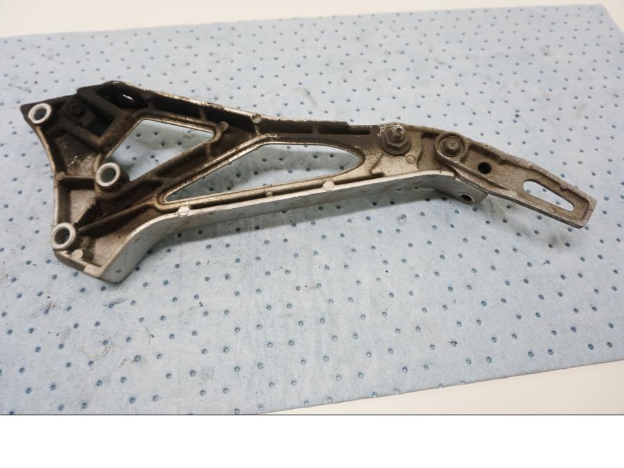 Baksidan på Fotpinnefäste från en Suzuki GSX 550 -1985 motorcykel.