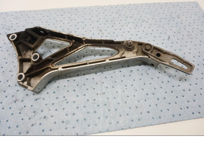 Baksidan på Fotpinnefäste från en Suzuki GSX 550 -1985 motorcykel.