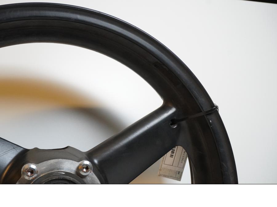 Extrabild3 på Fälg från en Triumph Daytona 650 -2005 motorcykel.