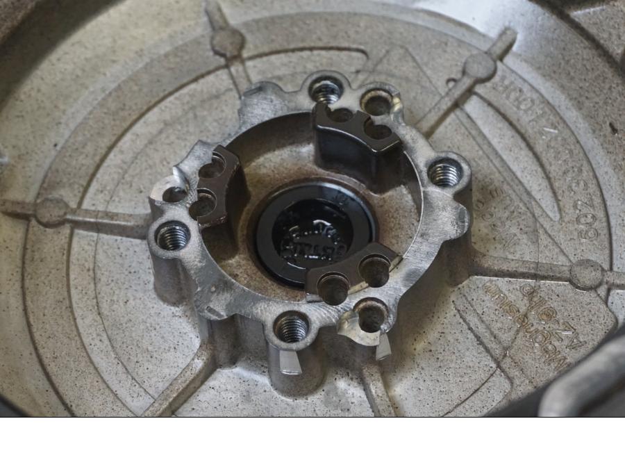 Extrabild2 på Generatorkåpa från en KTM 1190 Adventure -2015 motorcykel.