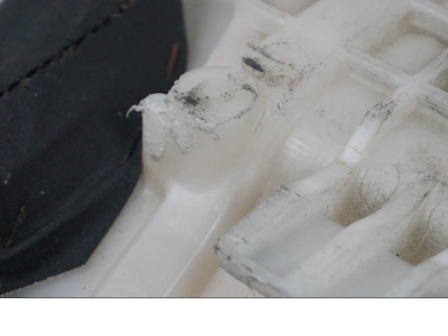 Extrabild3 på <p>Sadel fram från Suzuki GSX-R 750 1998.</p>

<p>Små märken i klädseln, samt skada av klädseln se bild.</p> motorcykel.