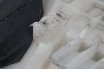 Extrabild3 på <p>Sadel fram från Suzuki GSX-R 750 1998.</p>

<p>Små märken i klädseln, samt skada av klädseln se bild.</p> motorcykel.