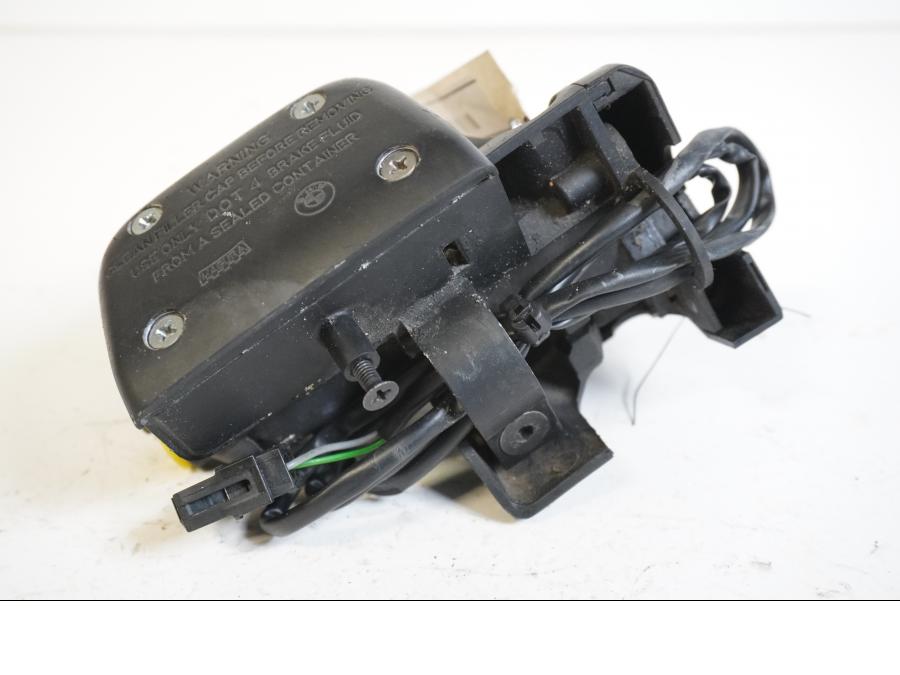 Baksidan på Bromshuvudcylinder från en BMW K 1200 RS -1998 motorcykel.