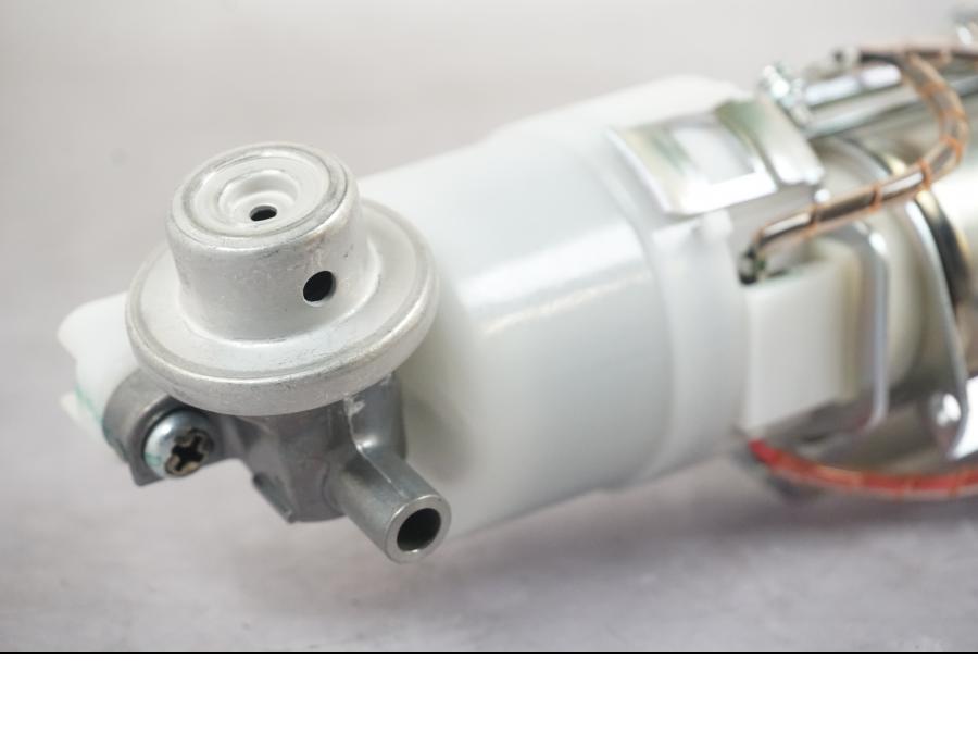 Baksidan på Bensinpump insprut från en KTM 1290 Super Duke R -2022 motorcykel.