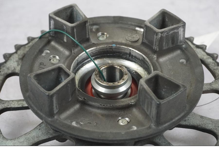 Snett nerifrån på Drevfäste från en Kawasaki Z 900 -2019 motorcykel.