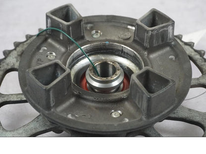 Snett nerifrån på Drevfäste från en Kawasaki Z 900 -2019 motorcykel.