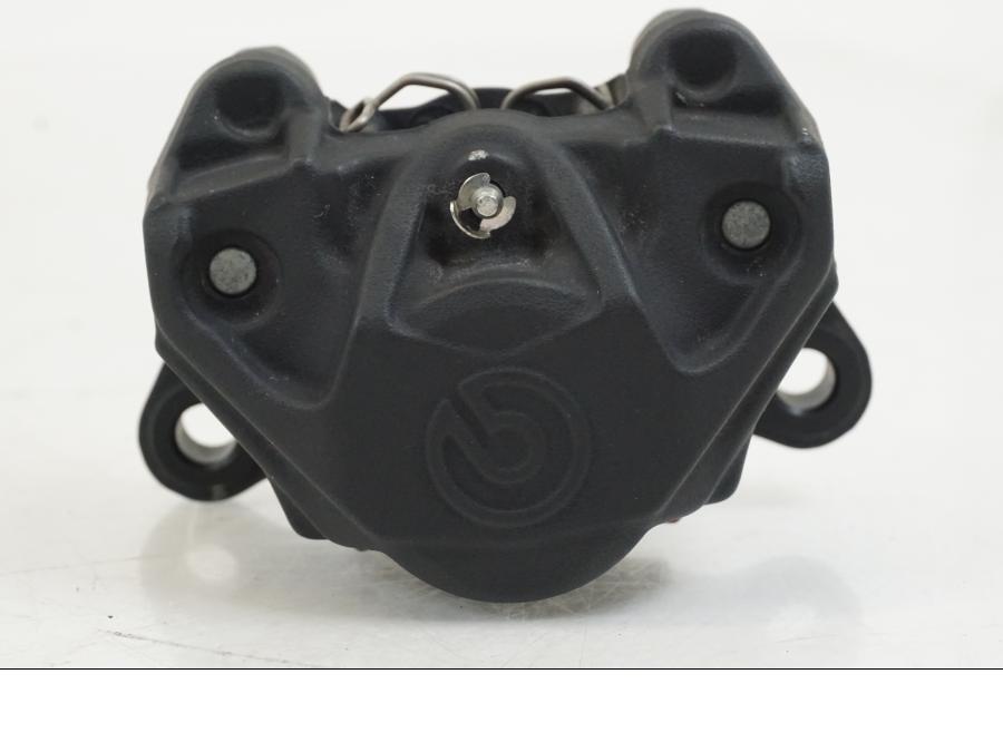 Vänster sida på Bromsok från en Triumph Speed Triple -2021 motorcykel.