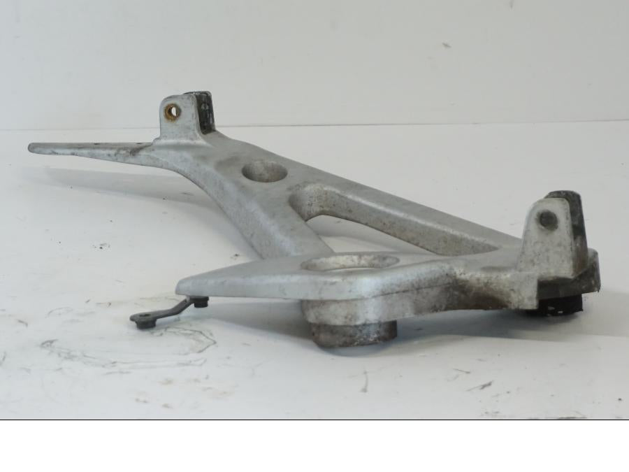 Vänster sida på Fotpinnefäste från en Honda XL 1000 V -1999 motorcykel.