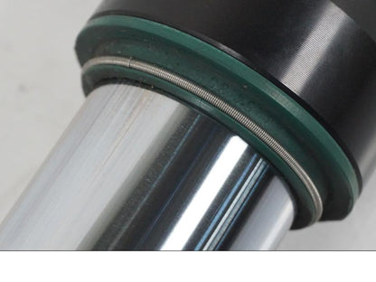 Vänster sida på Gaffelben från en MV Agusta Dragster -2014 motorcykel.