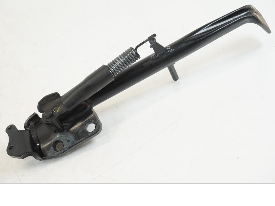 Snett nerifrån på Sidostöd från en Yamaha YZF R7 -2022 motorcykel.