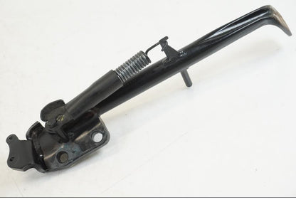 Snett nerifrån på Sidostöd från en Yamaha YZF R7 -2022 motorcykel.