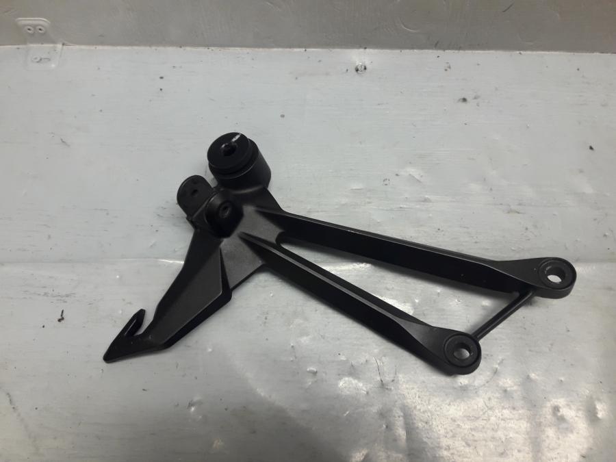 Framsidan på Fotpinnefäste från en Kawasaki Z 1000 -2013 motorcykel.