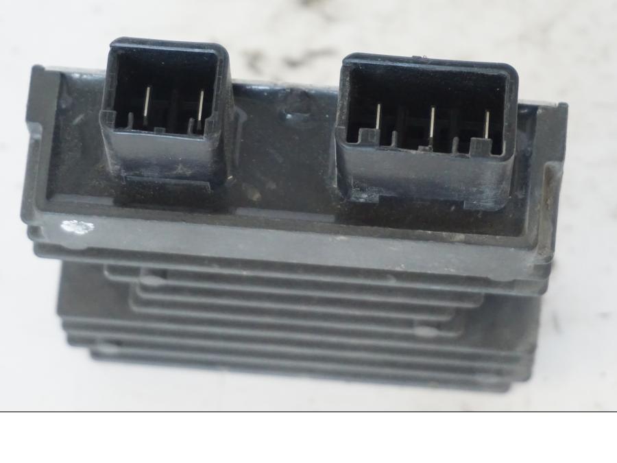 Vänster sida på Likriktare från en Honda SH 300 A -2011 scooter.