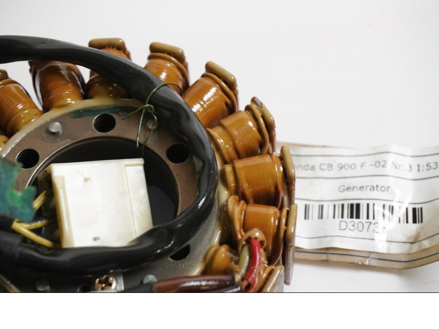 Baksidan på Generator från en Honda CB 900 F Hornet -2002 motorcykel.