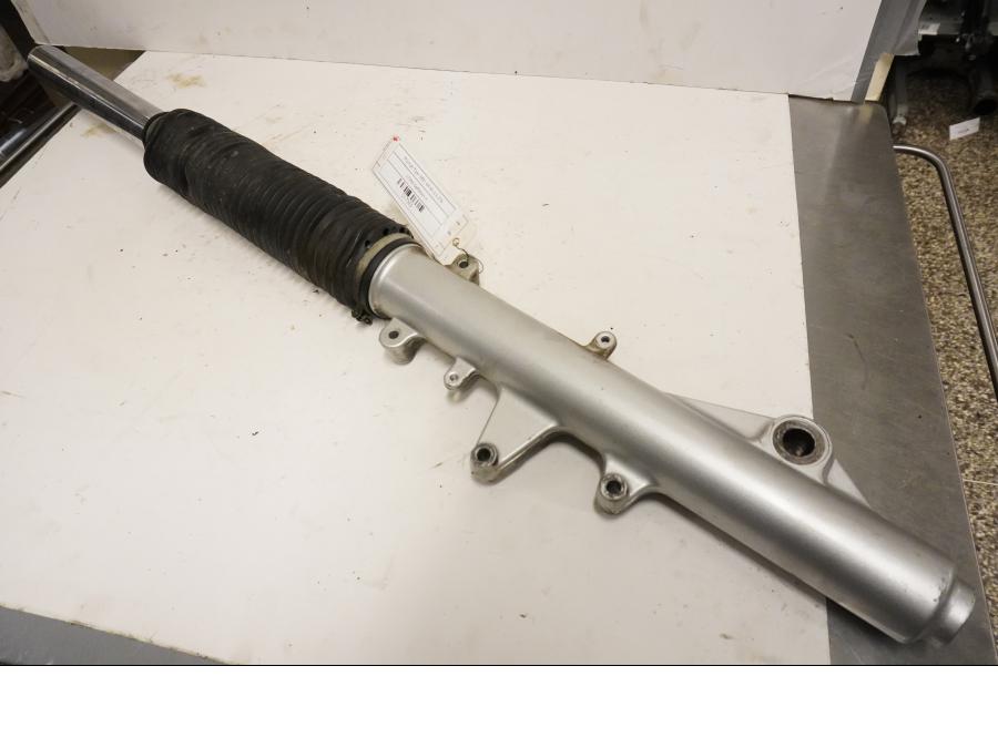 Framsidan på <p>Gaffelben höger från Triumph Tiger 955i 2004.</p>

<p>Komplett.</p> motorcykel.