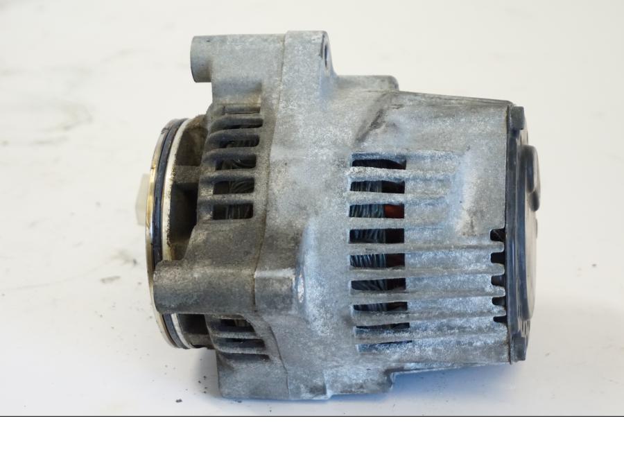 Snett nerifrån på Generator från en Yamaha YZF 1000 R -1997 motorcykel.