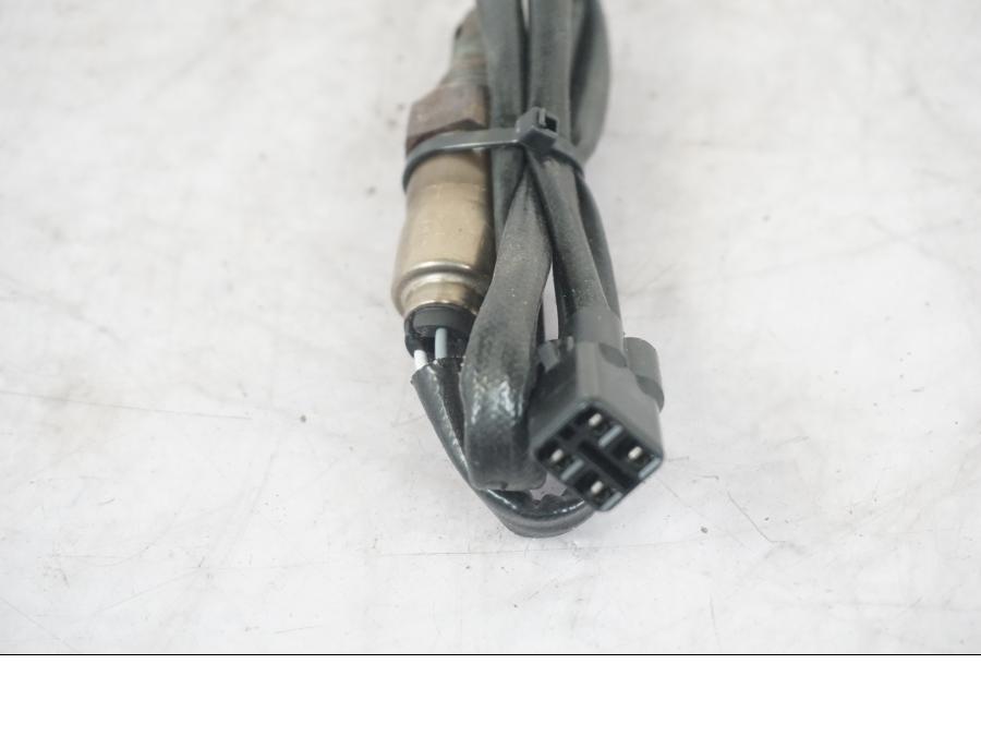 Vänster sida på Lambdasond från en KTM 1290 Super Adventure S -2022 motorcykel.