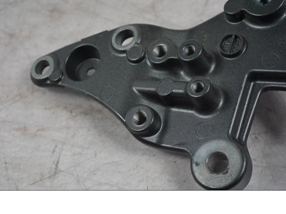 Snett uppifrån på Fotpinnefäste från en Yamaha MT-09 -2024 motorcykel.