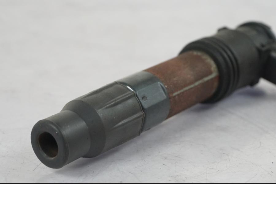 Baksidan på Tändspole från en KTM 1290 Super Duke R -2018 motorcykel.