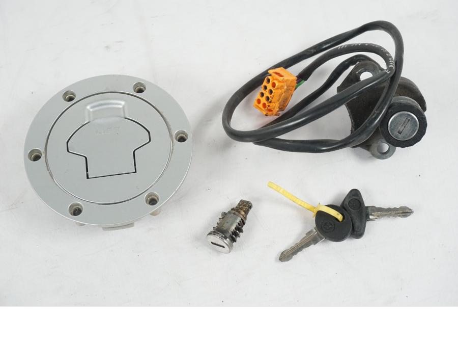 Framsidan på <p>Låssats från BMW R 1100 RS 1997.</p>

<p>2st nycklar, tändningslås, sadellås, tanklock.</p>

<p>Mindre lackskada på tanklocket se bild.</p> motorcykel.