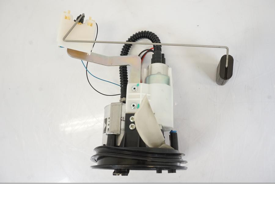 Vänster sida på Bensinpump insprut från en BMW S 1000 XR -2019 motorcykel.