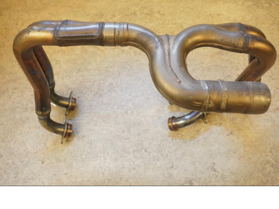 Höger sida på Grenrör från en Aprilia Tuono V4R -2018 motorcykel.