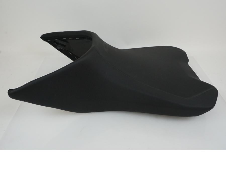 Höger sida på Sadel från en KTM 1290 Super Duke -2022 motorcykel.