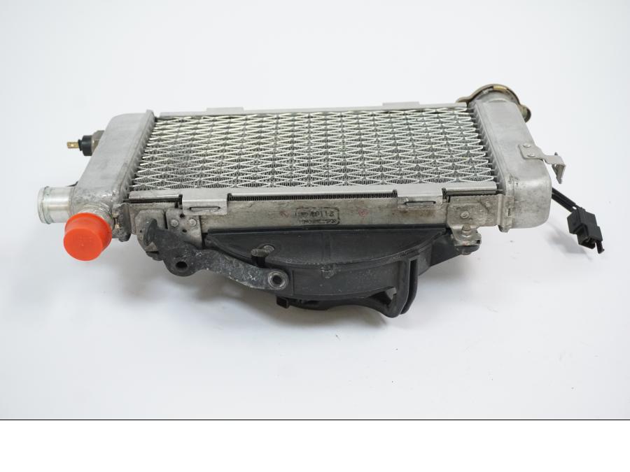 Snett uppifrån på Vattenkyl från en Honda VTR 1000 F -1999 motorcykel.