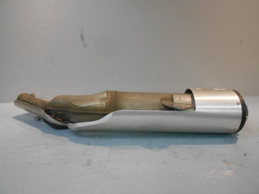 Snett nerifrån på Ljuddämpare från en Suzuki DL 1000 -2003 motorcykel.