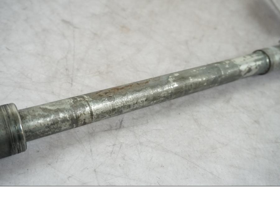 Höger sida på Axel från en Kawasaki VN 1500 -1996 motorcykel.