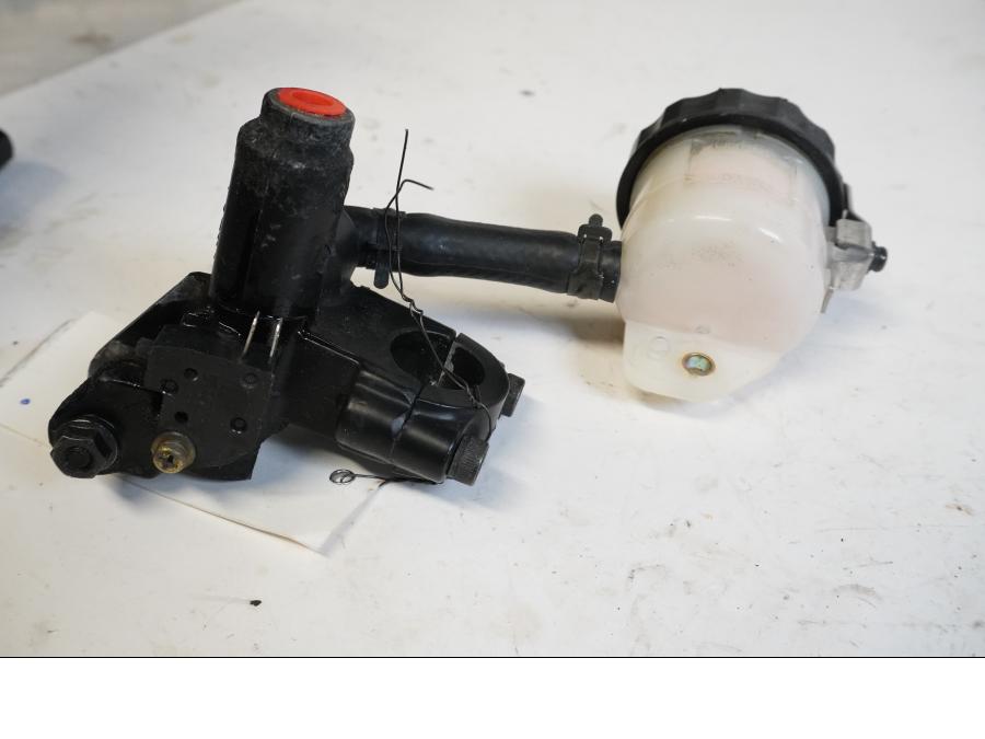 Höger sida på Bromshuvudcylinder från en Kawasaki ZX-9R -2002 motorcykel.