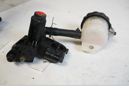 Höger sida på Bromshuvudcylinder från en Kawasaki ZX-9R -2002 motorcykel.