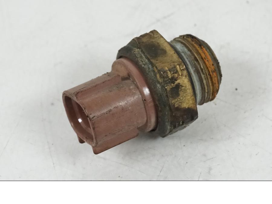 Vänster sida på Vattentermostatgivare från en Kawasaki Z 750 -2006 motorcykel.