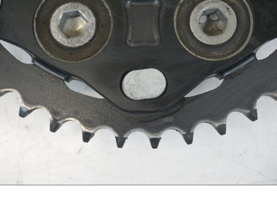 Vänster sida på Drevfäste från en Triumph Speed Triple -2021 motorcykel.