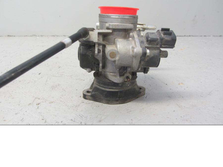 Vänster sida på Spjällhus från en Suzuki LTA 750 XP E -2009 motorcykel.