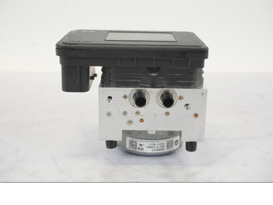 Baksidan på ABS Modulator från en BMW S 1000 XR -2019 motorcykel.