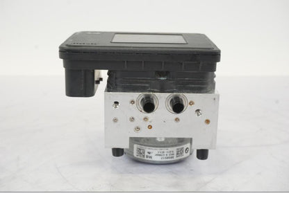 Baksidan på ABS Modulator från en BMW S 1000 XR -2019 motorcykel.