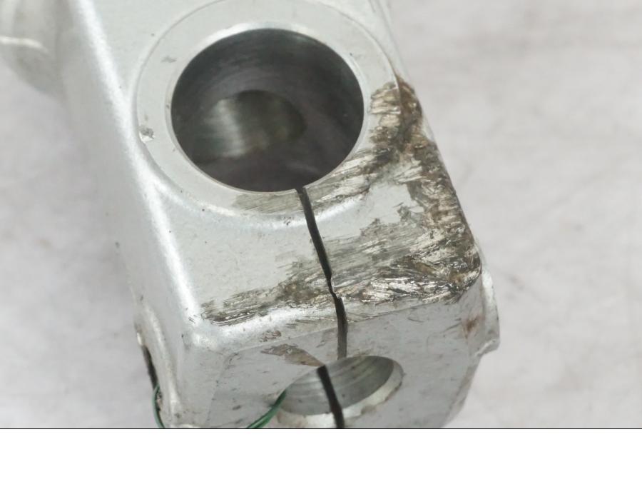 Höger sida på Gaffelben från en Suzuki SV 650 S -2005 motorcykel.