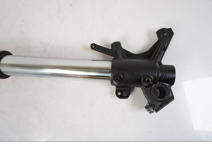 Höger sida på Gaffelben från en Honda CRF 1000 Africa Twin -2016 motorcykel.