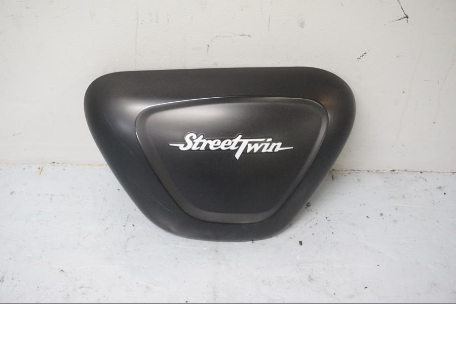 Framsidan på Sidopanel från en Triumph Street Twin -2016 motorcykel.