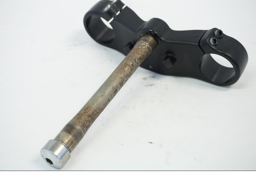 Vänster sida på Gaffelkrona från en Buell XB9S -2003 motorcykel.