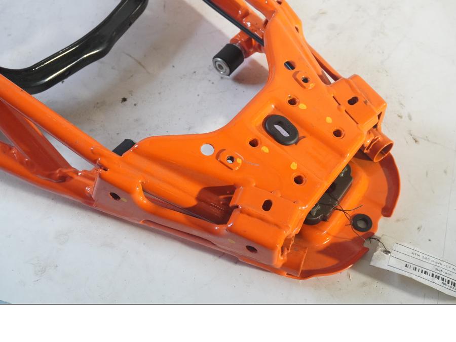 Höger sida på Bakram från en KTM 125 Duke -2017 motorcykel.