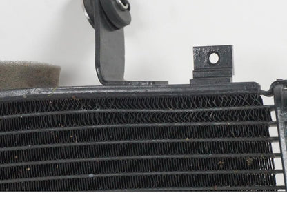 Höger sida på Vattenkyl från en Yamaha YZF 1000 R1 -2007 motorcykel.