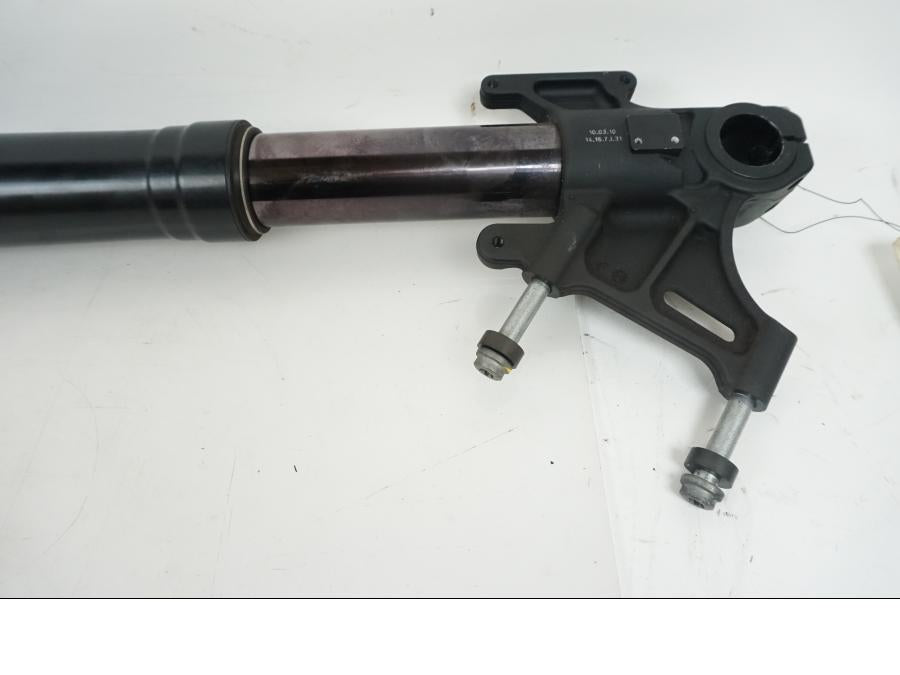 Baksidan på Gaffelben från en KTM 990 Super Duke R -2010 motorcykel.