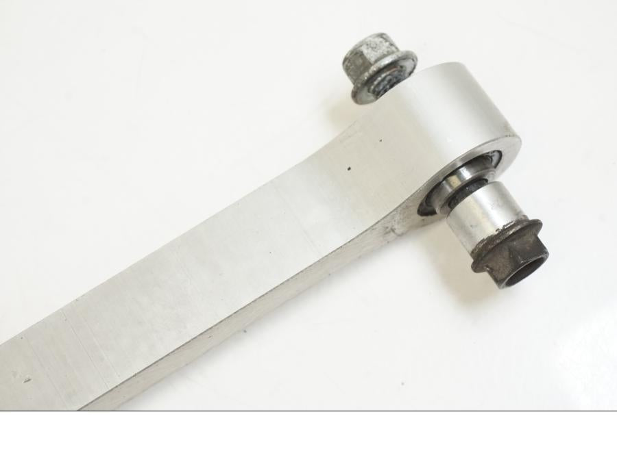 Baksidan på Stötdämparlänkage från en Yamaha YZF 1000 R1 -2009 motorcykel.